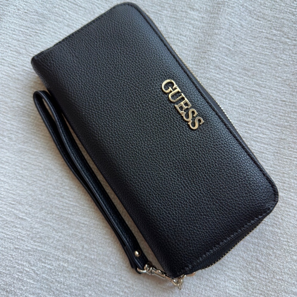 NWOT Guess long zip wallet